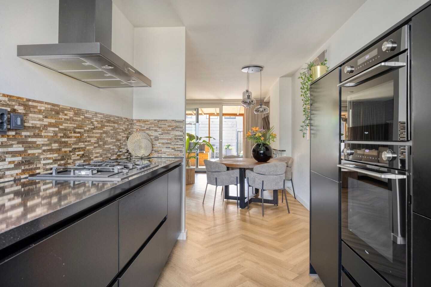 Tussenwoning te koop: Simon Carmiggelthof 10, Arnhem