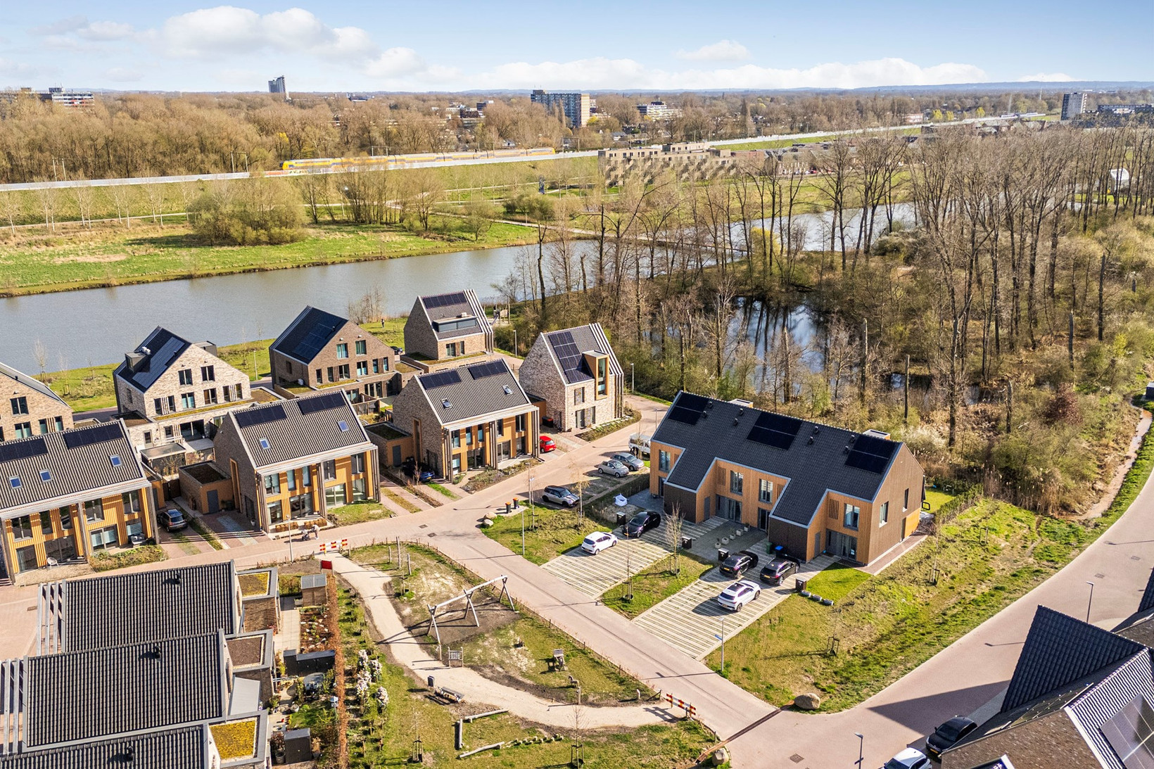 Tussenwoning te koop: Afsluitdijk 5, Arnhem