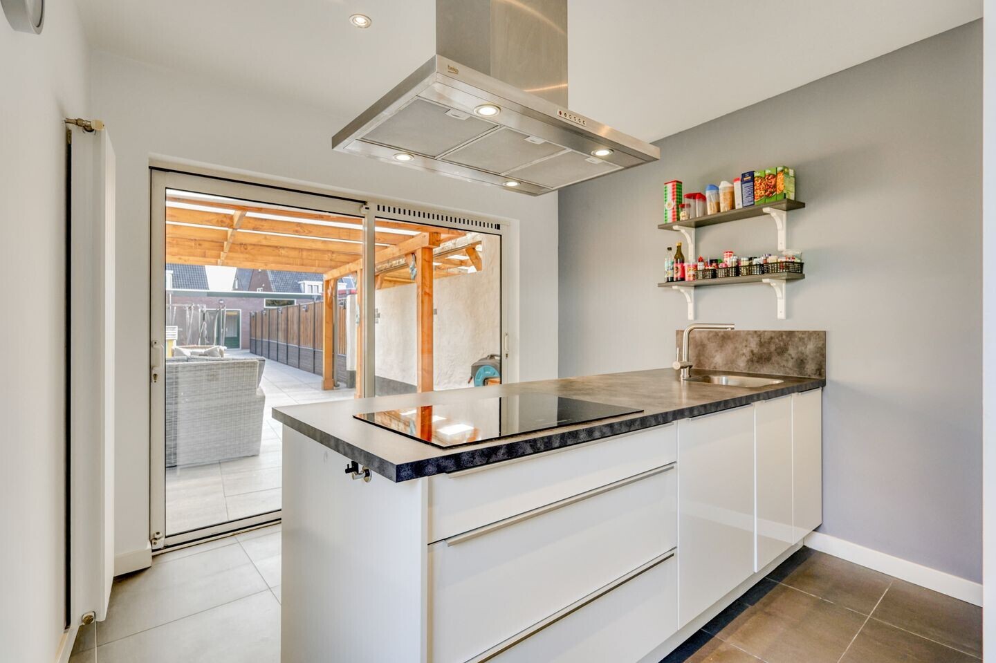 Twee-onder-één-kap te koop: IJsselstraat 73, Velp