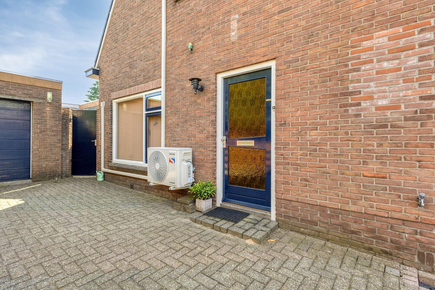 Twee-onder-één-kap te koop: Merwedestraat 5, Velp