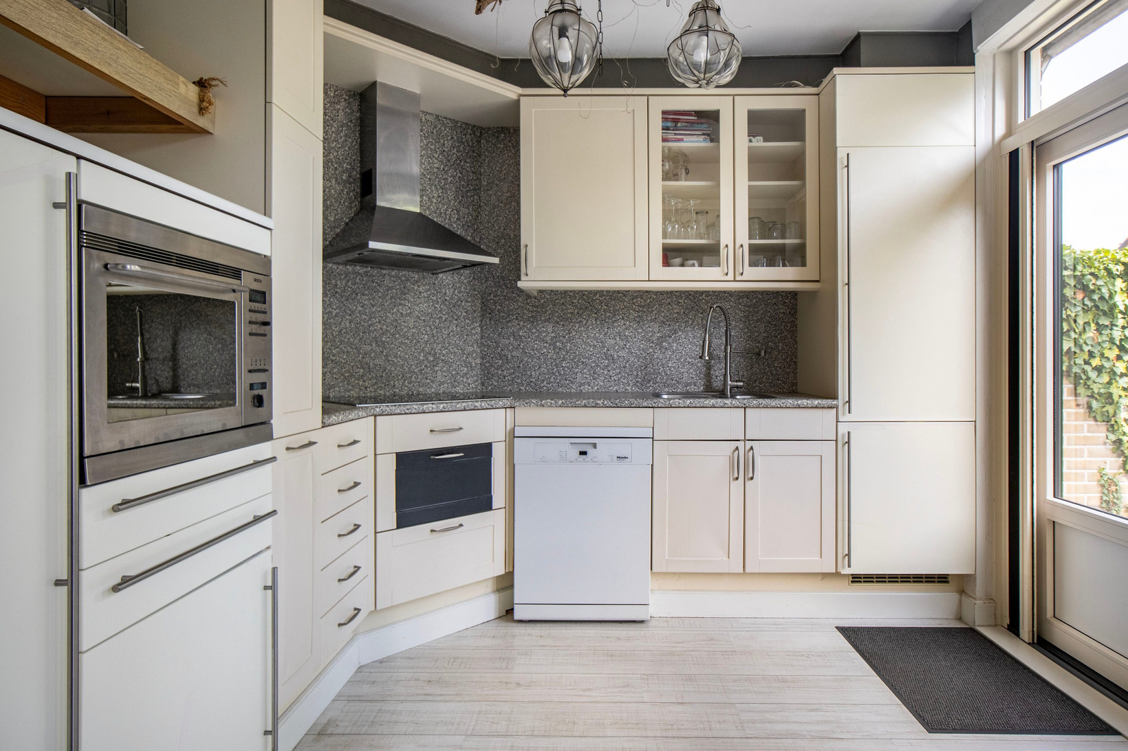 Tussenwoning te koop: Onder de Linden 4, Zevenaar
