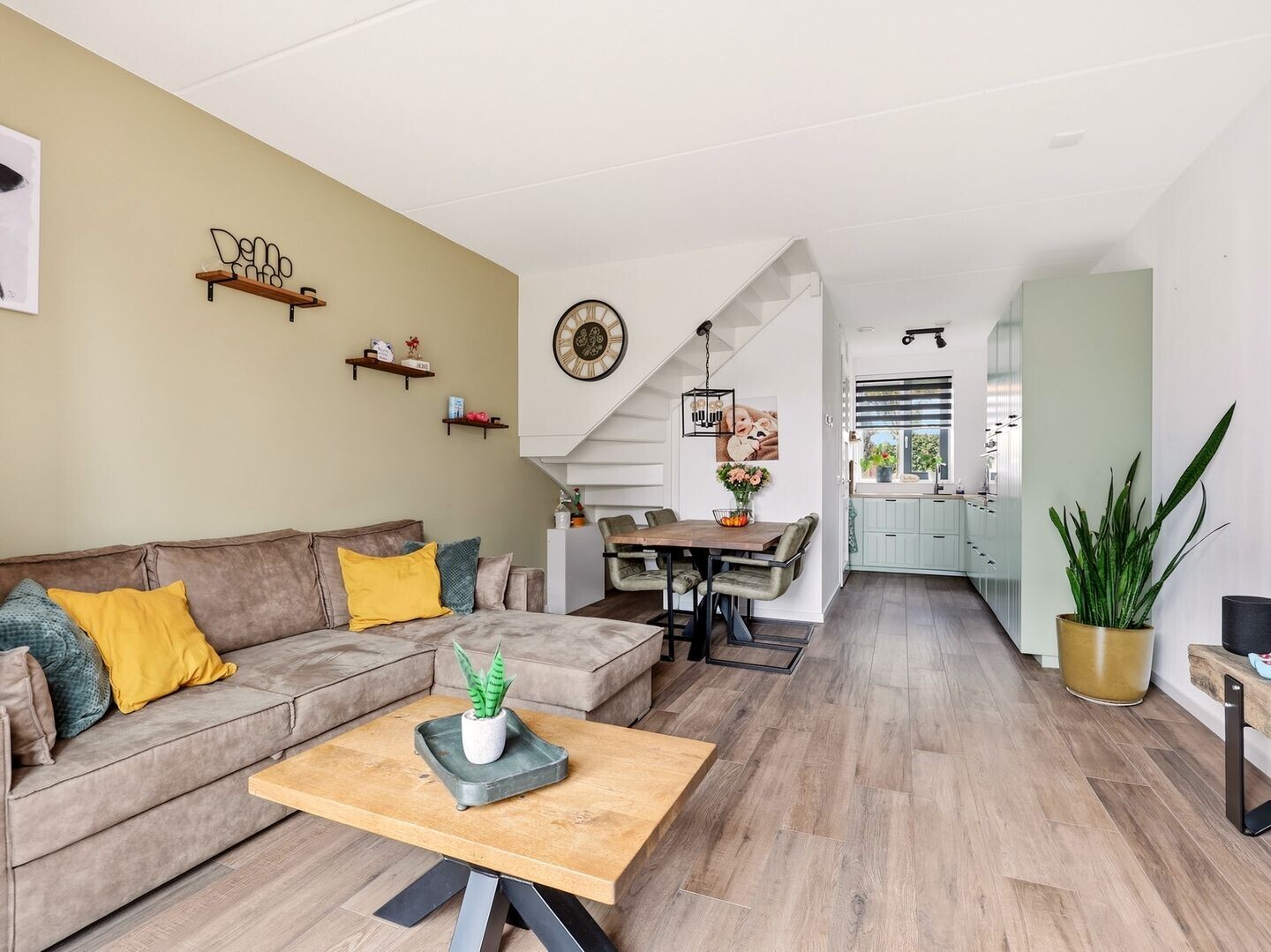 Tussenwoning te koop: Zwanenbloem 10, Brummen
