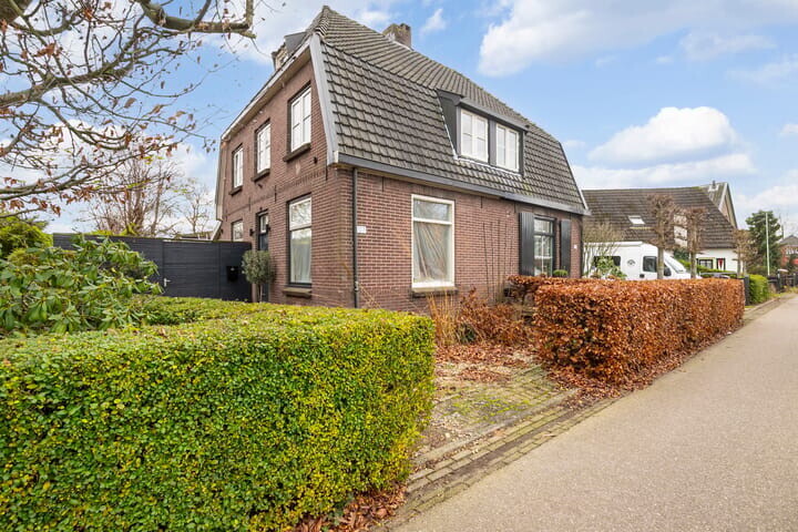 Twee-onder-één-kap te koop: Arnhemsestraat 107, Leuvenheim