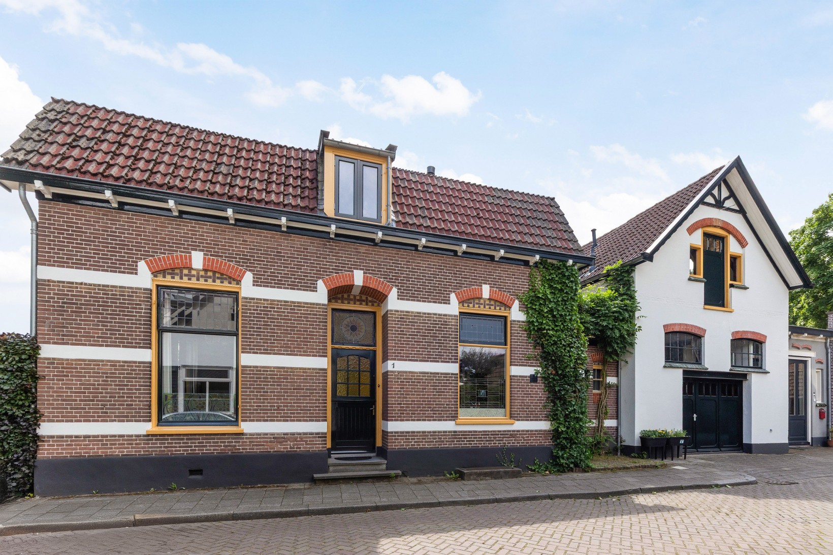 Twee-onder-één-kap te koop: Celebeslaan 1, Apeldoorn