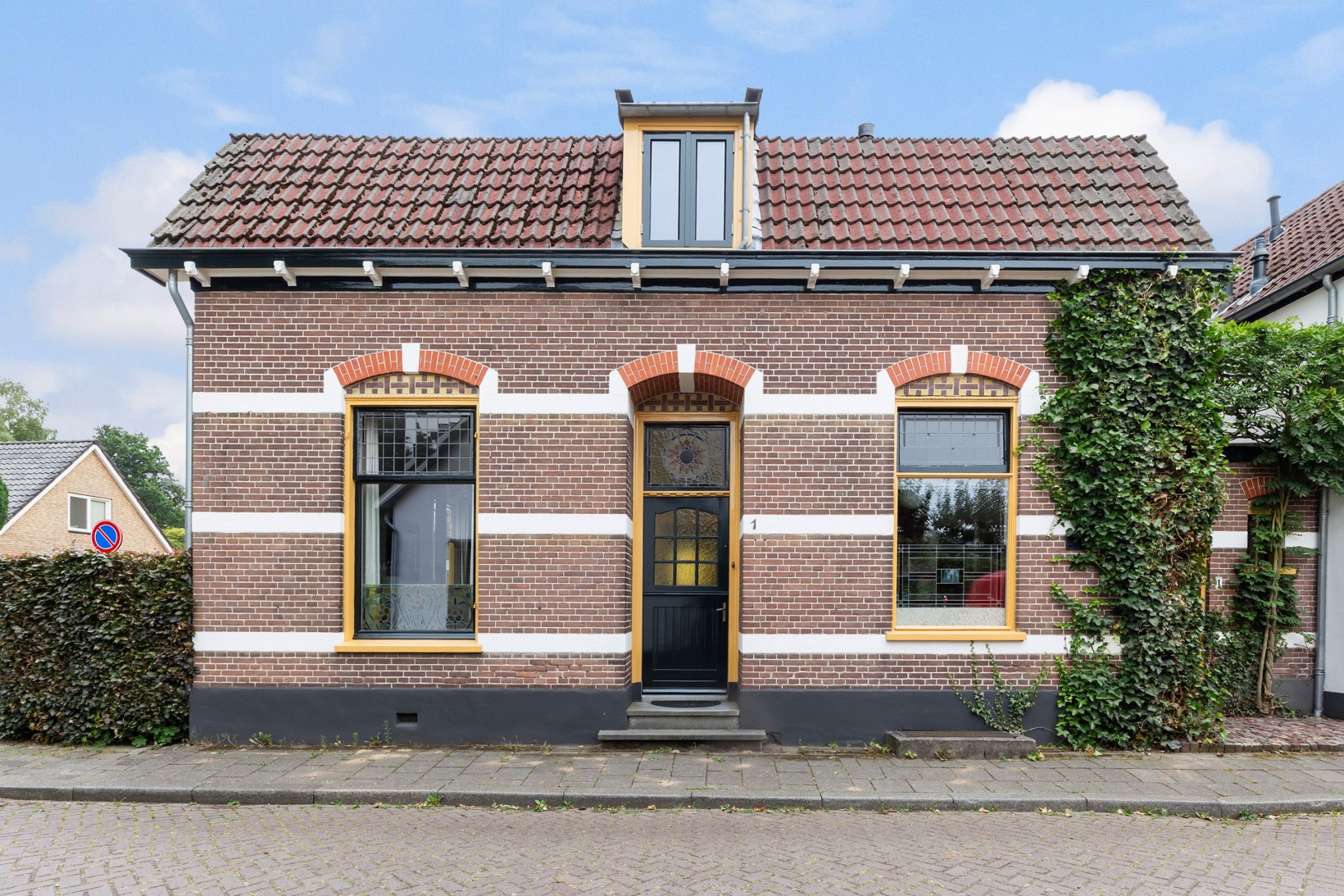 Twee-onder-één-kap te koop: Celebeslaan 1, Apeldoorn