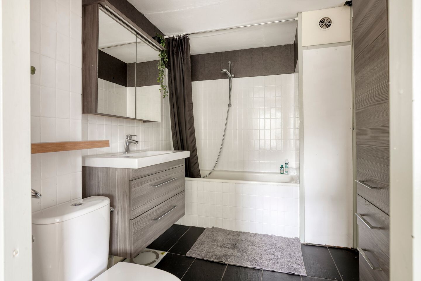 Tussenwoning te koop: Kamillestraat 19, Apeldoorn