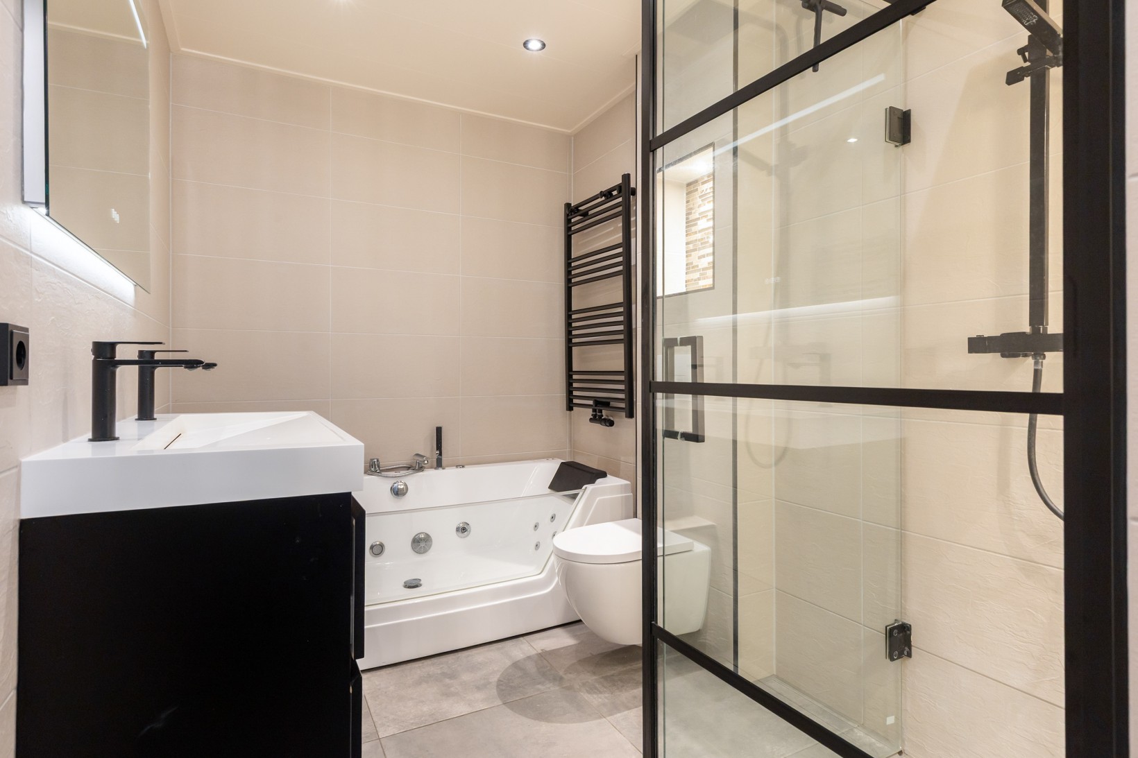 Tussenwoning te koop: De Hovenlaan 79, Apeldoorn