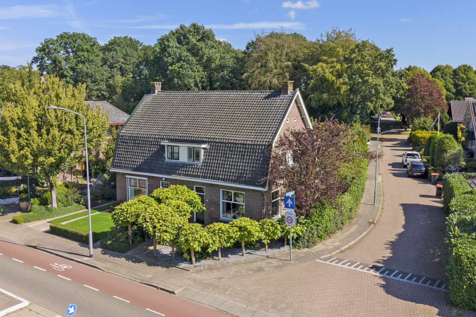 Twee-onder-één-kap te koop: H.W. Iordensweg 43, Twello