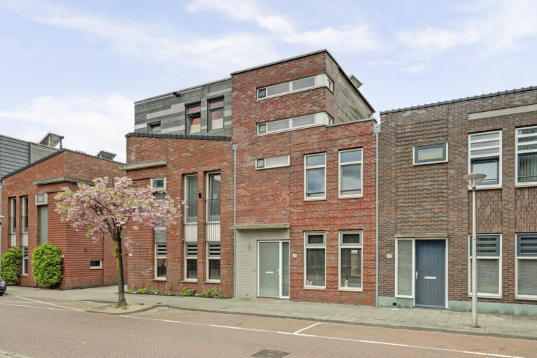 Tussenwoning te koop: Nassaustraat 29, Enschede