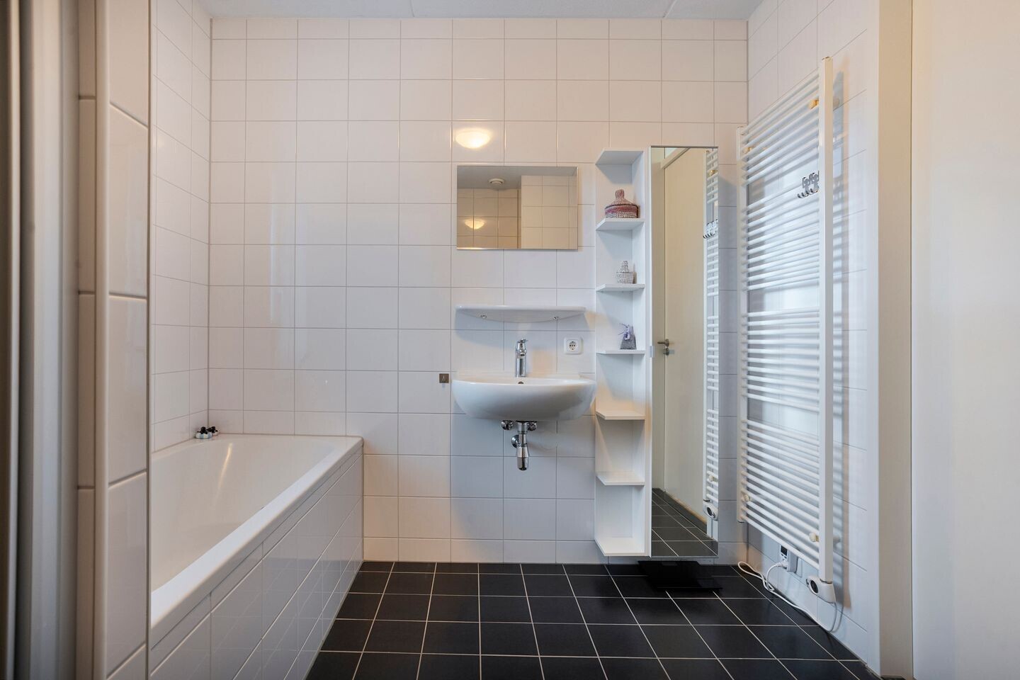 Tussenwoning te koop: Niermansgang 18, Enschede