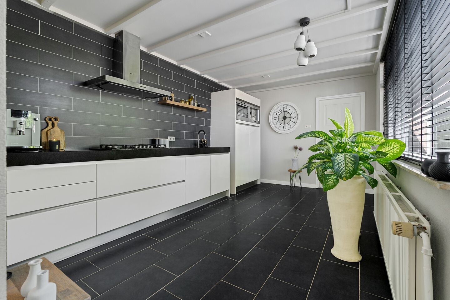 Hoekwoning te koop: Otto van Taverenstraat 2, Enschede