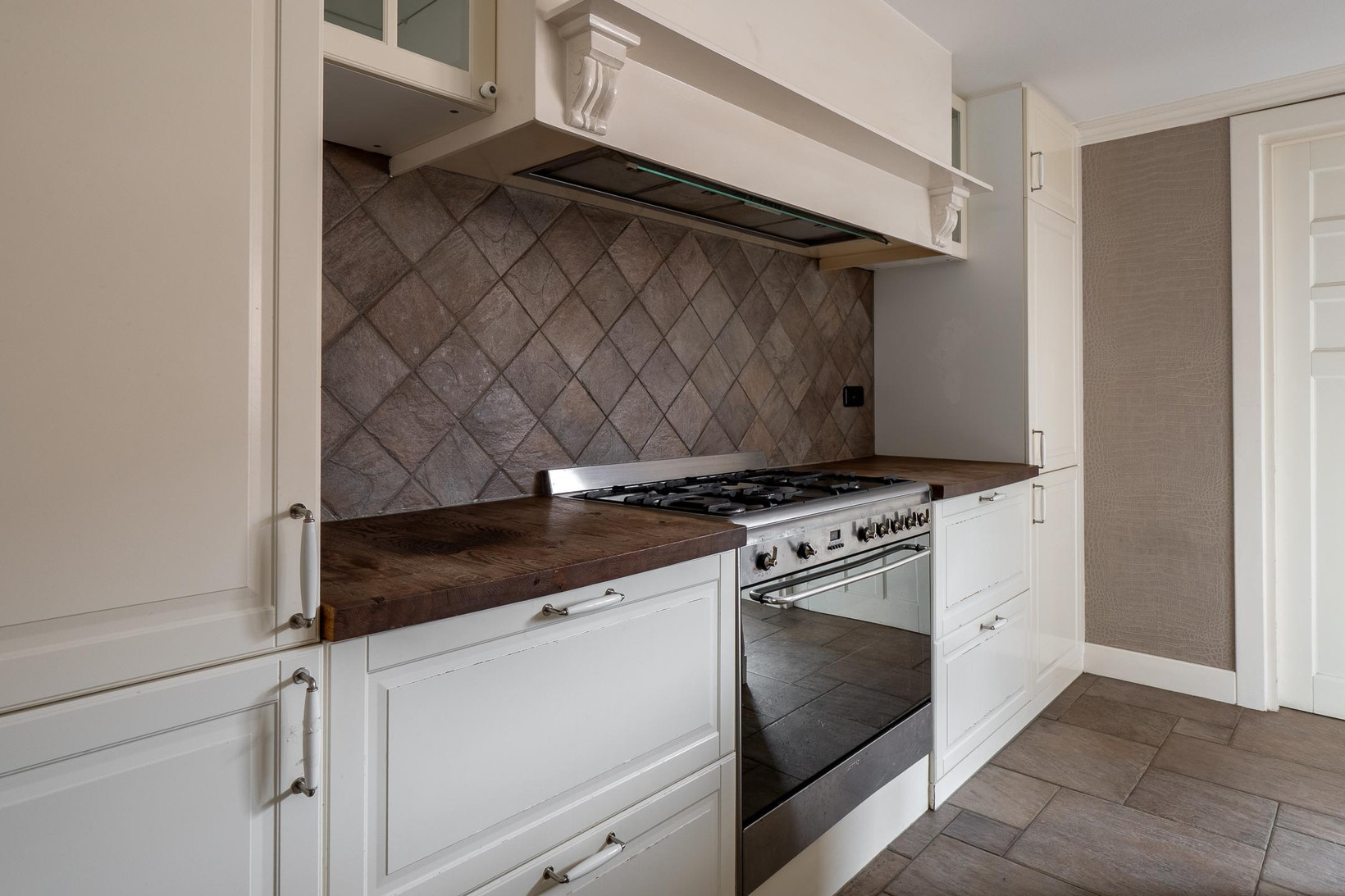 Tussenwoning te koop: Noord Esmarkerrondweg 448, Enschede