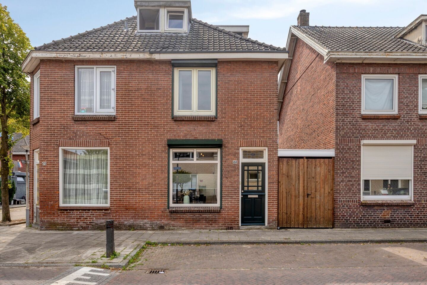 Twee-onder-één-kap te koop: Velveweg 168, Enschede