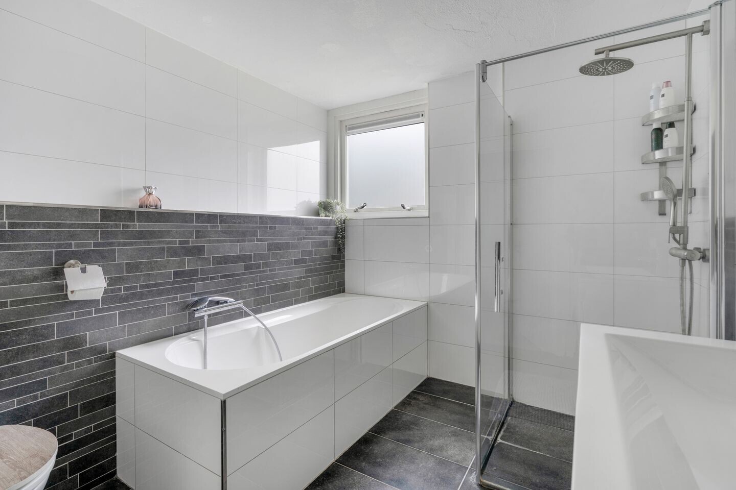 Tussenwoning te koop: Operastraat 201, Enschede