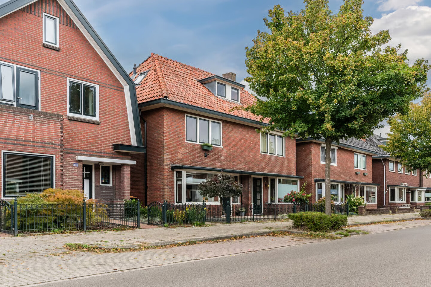 Twee-onder-één-kap te koop: Berfloweg 232, Hengelo