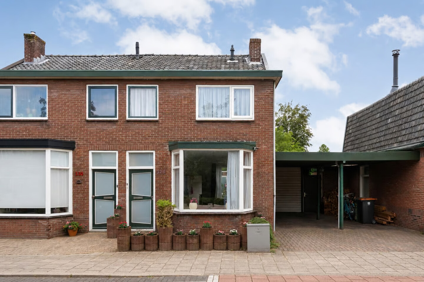 Twee-onder-één-kap te koop: Castorweg 328, Hengelo