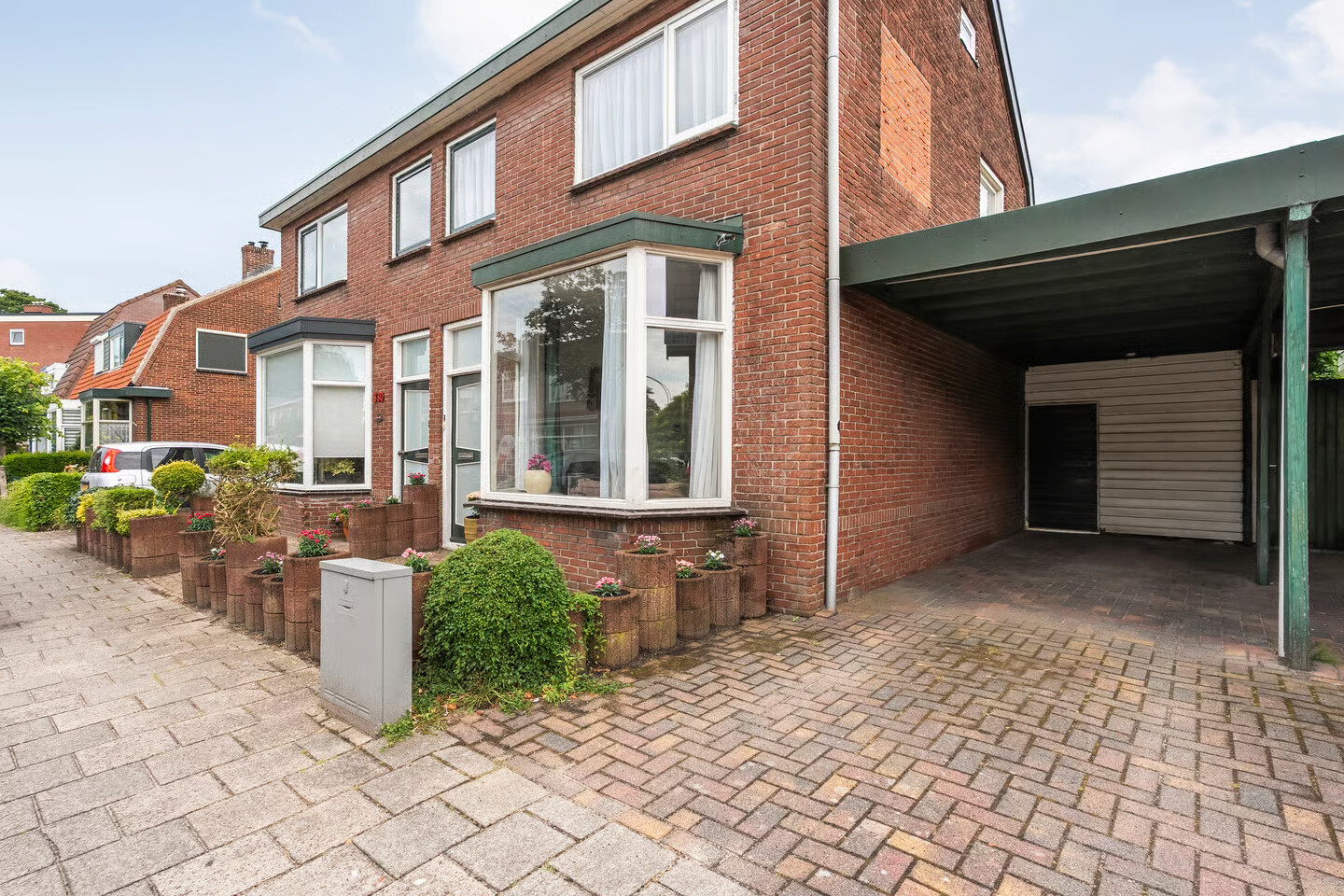Twee-onder-één-kap te koop: Castorweg 328, Hengelo