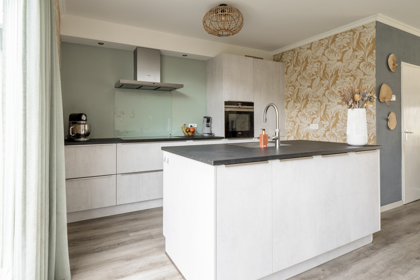 Twee-onder-één-kap te koop: Louis Bouwmeesterstraat 106, Hengelo