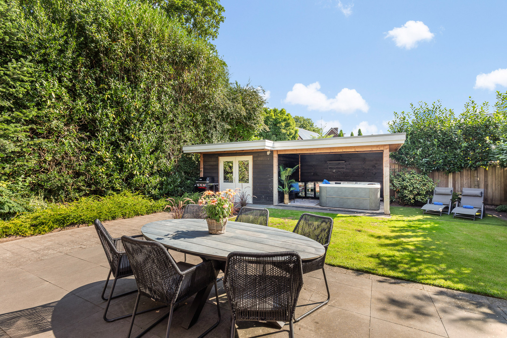 Twee-onder-één-kap te koop: Mr. Treubstraat 16, Oldenzaal