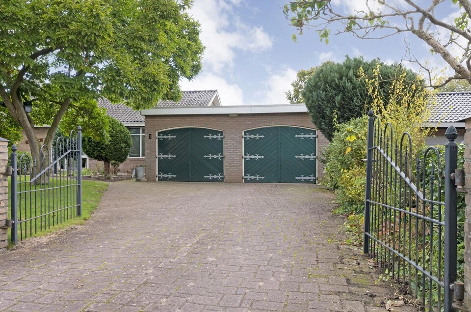 Vrijstaande woning te koop: Beneluxplantsoen 1, Coevorden