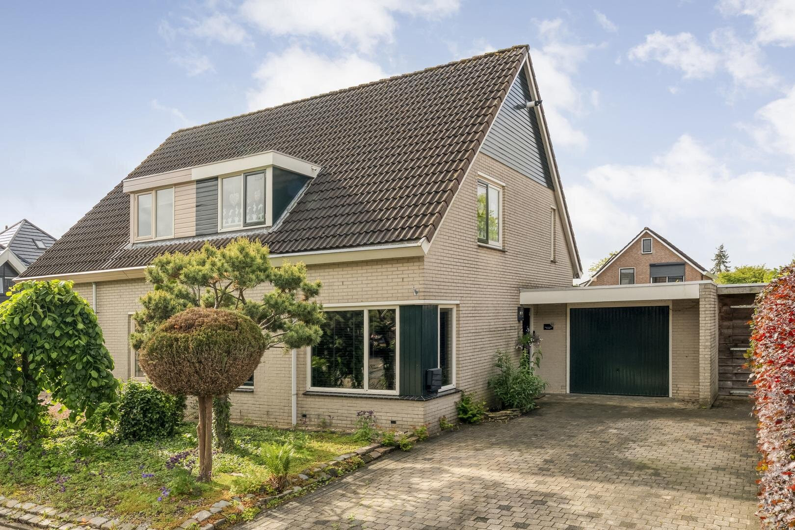 Twee-onder-één-kap te koop: Boskraai 44, Emmen