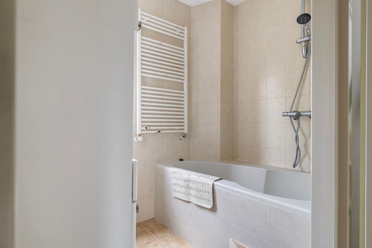 Tussenwoning te koop: Zwaluwenveld 99, Emmen