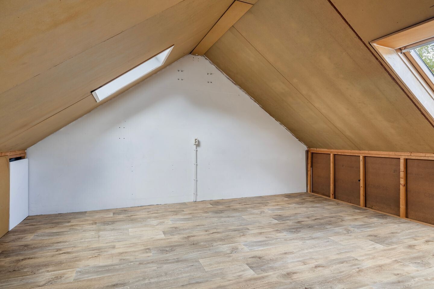 Tussenwoning te koop: Zwaluwenveld 99, Emmen