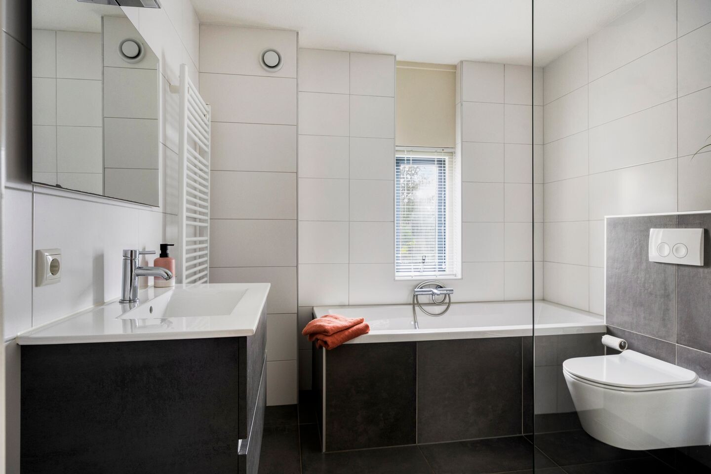Hoekwoning te koop: Grauwe Gans 42, Emmen