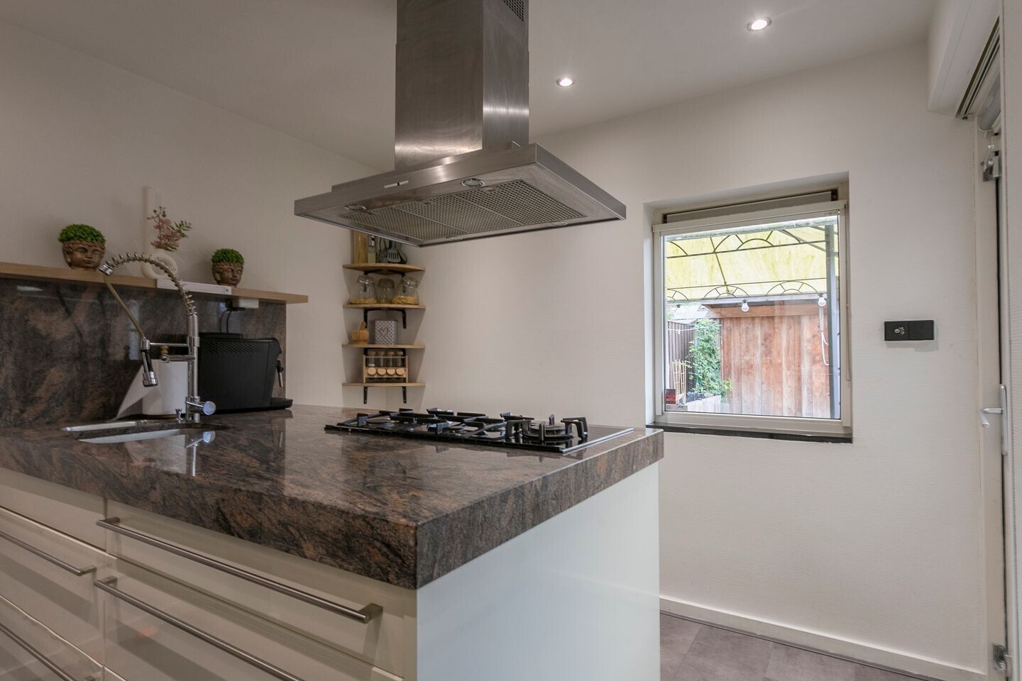 Tussenwoning te koop: J van der Veenstraat 47, Hoogeveen