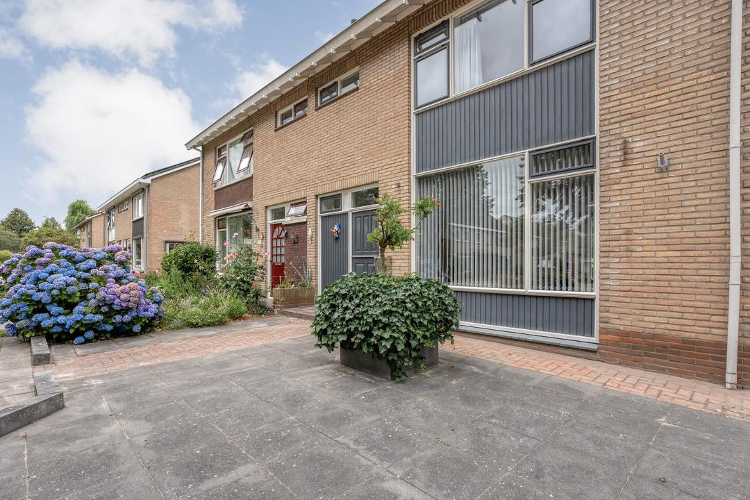 Twee-onder-één-kap te koop: Dr. van den Bergstraat 10, Nijeveen