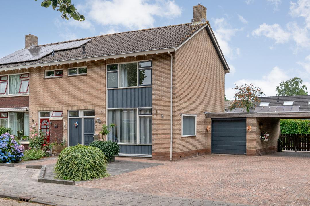 Twee-onder-één-kap te koop: Dr. van den Bergstraat 10, Nijeveen