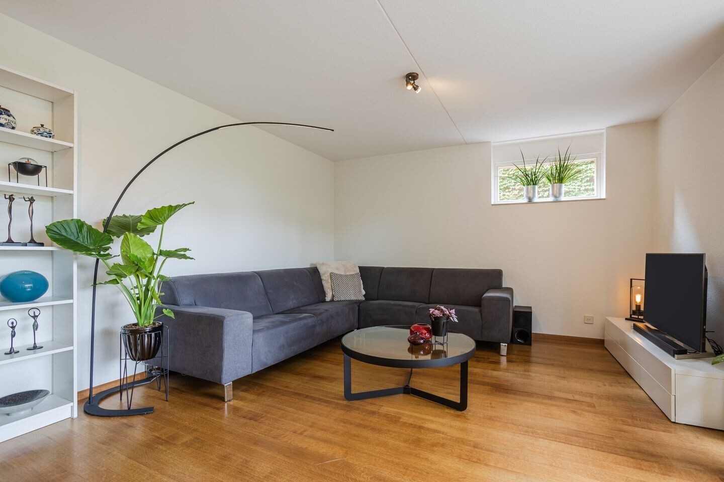 Tussenwoning te koop: Vrouwenlaan 80, Zwolle