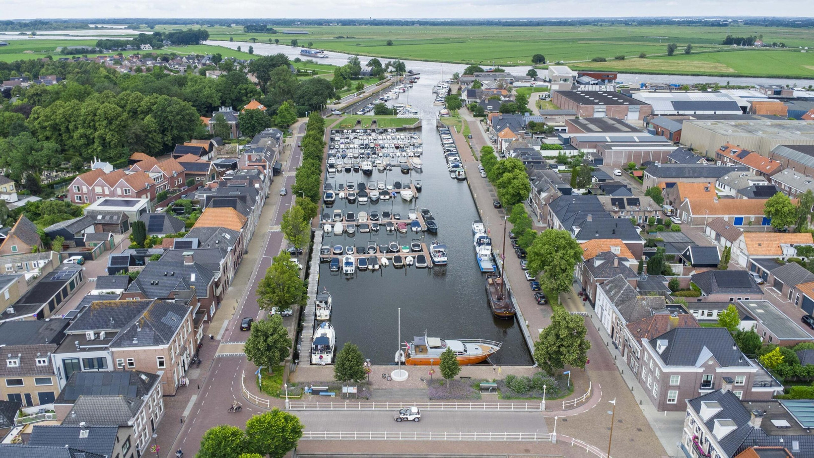 Tussenwoning te koop: Burg ten Veldestr 55, Genemuiden