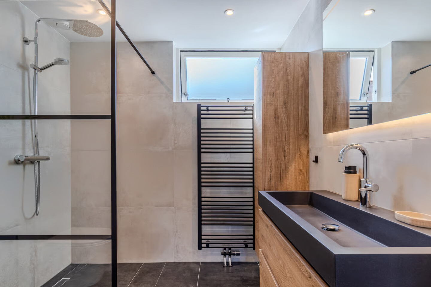Tussenwoning te koop: Karekiethof 4, Emmeloord