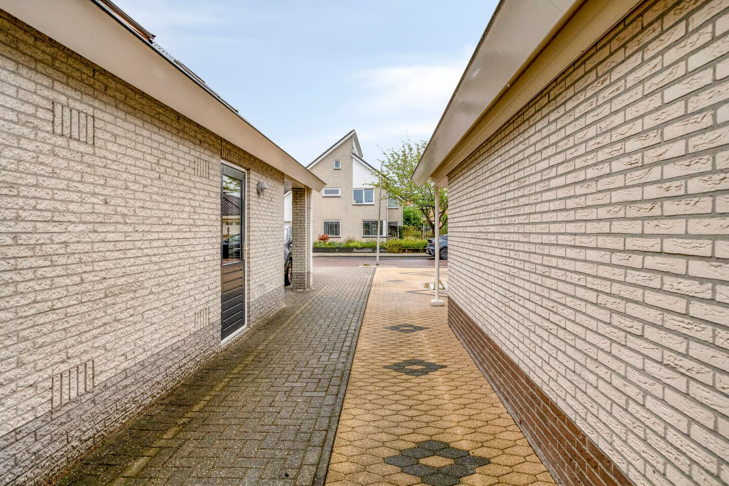 Twee-onder-één-kap te koop: Beveland 11, Emmeloord