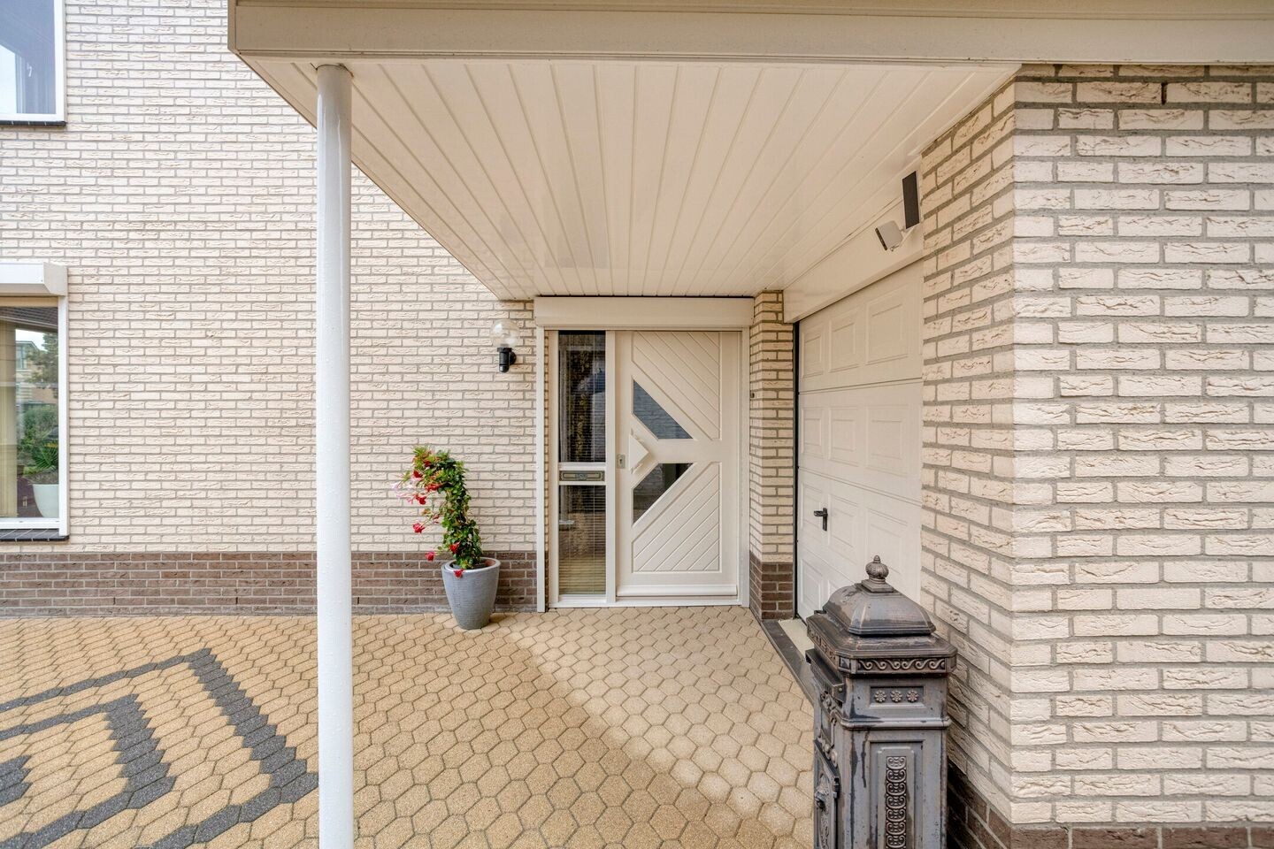 Twee-onder-één-kap te koop: Beveland 11, Emmeloord