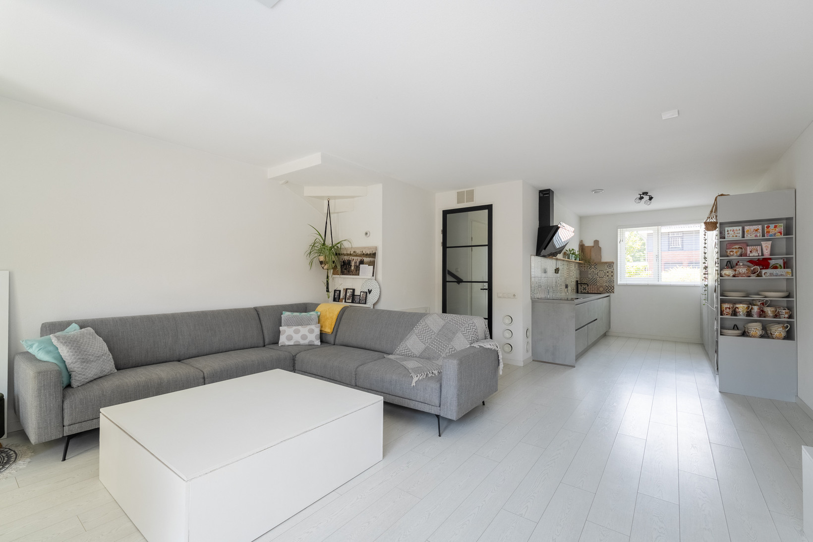 Tussenwoning te koop: Darwinhage 18, Emmeloord