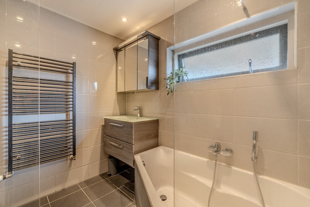 Vrijstaande woning te koop: Van der Veldestrjitte 6, Tijnje