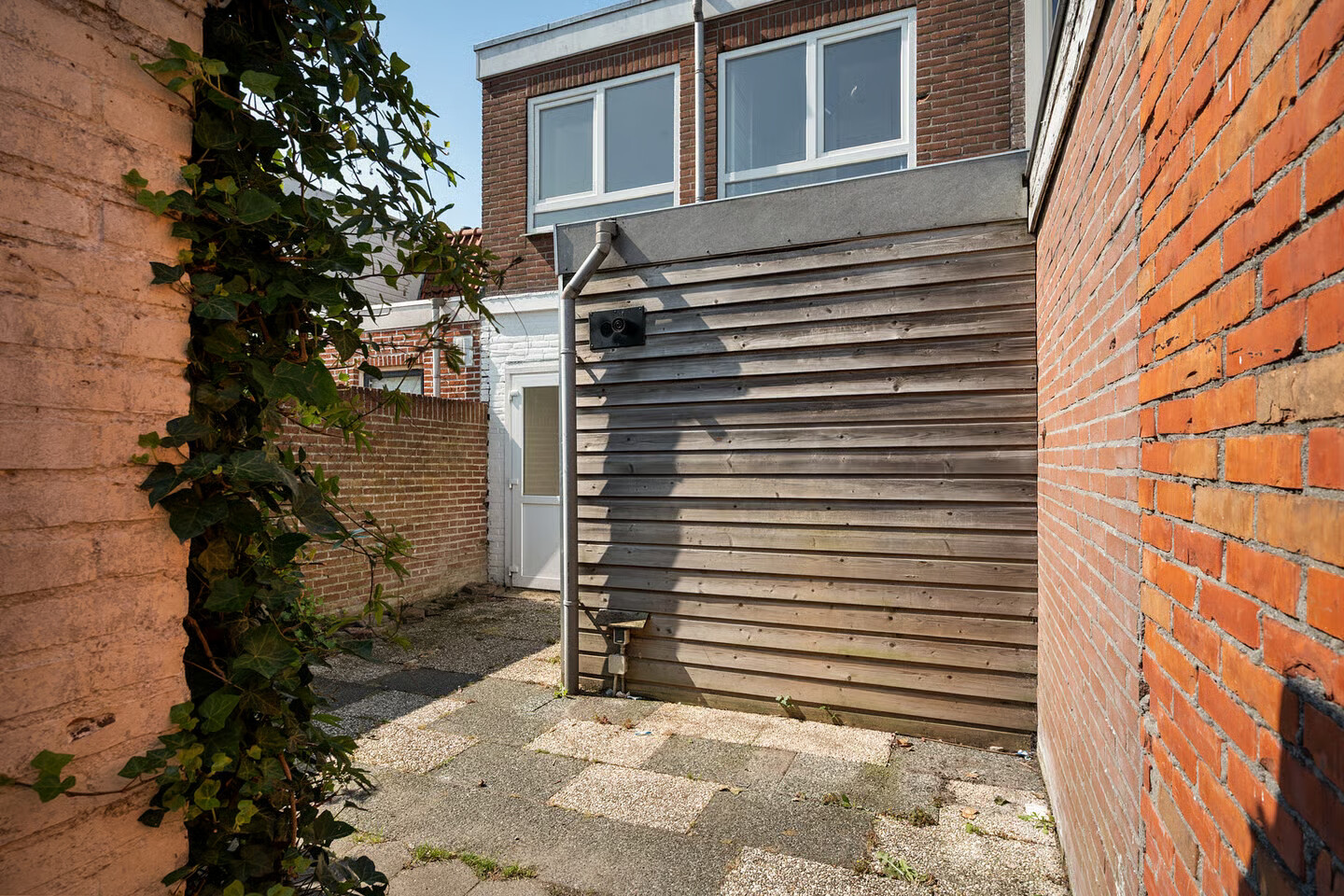 Tussenwoning te koop: de Bourbonstraat 11, Sneek