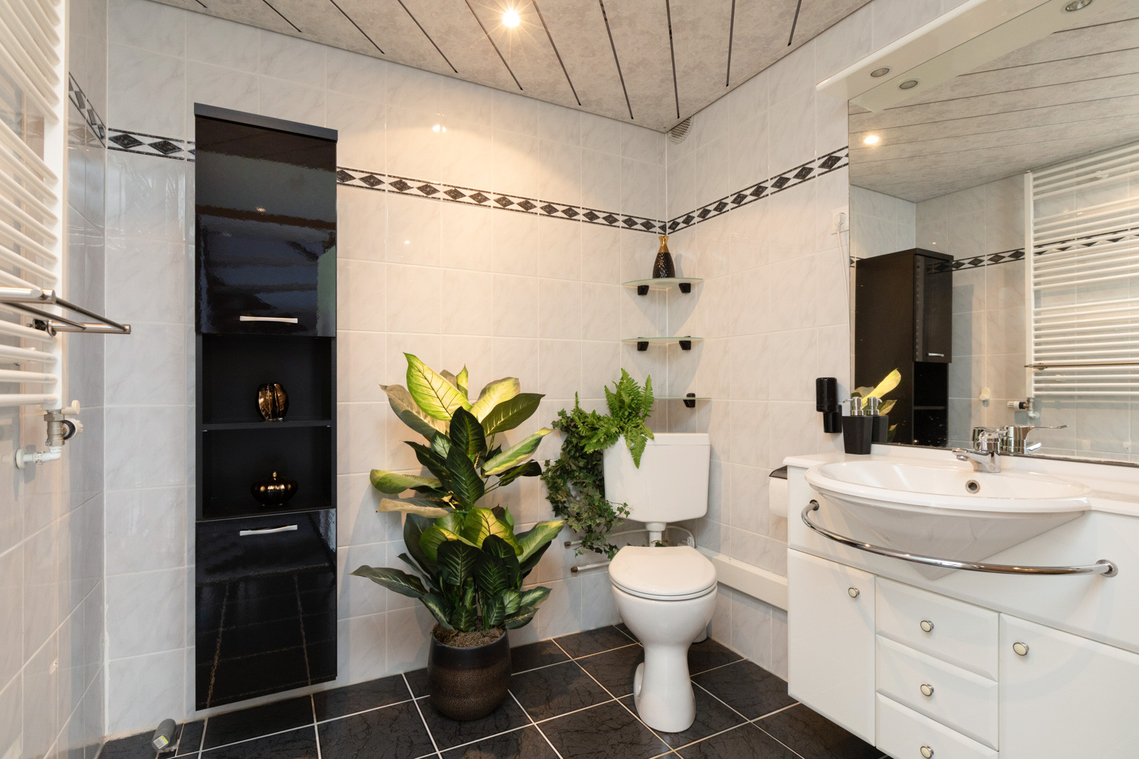 Tussenwoning te koop: Kamille 13, Sneek