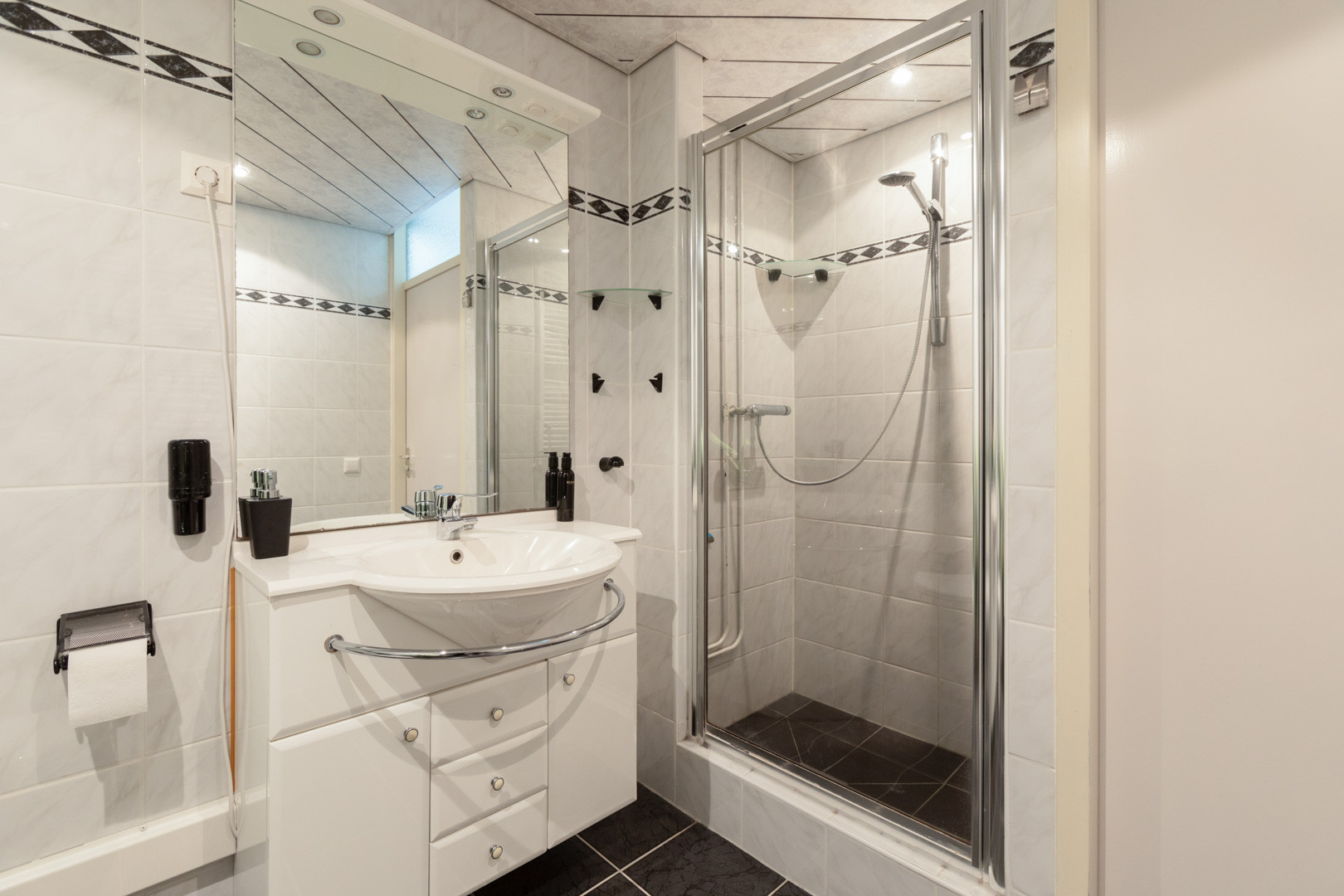 Tussenwoning te koop: Kamille 13, Sneek