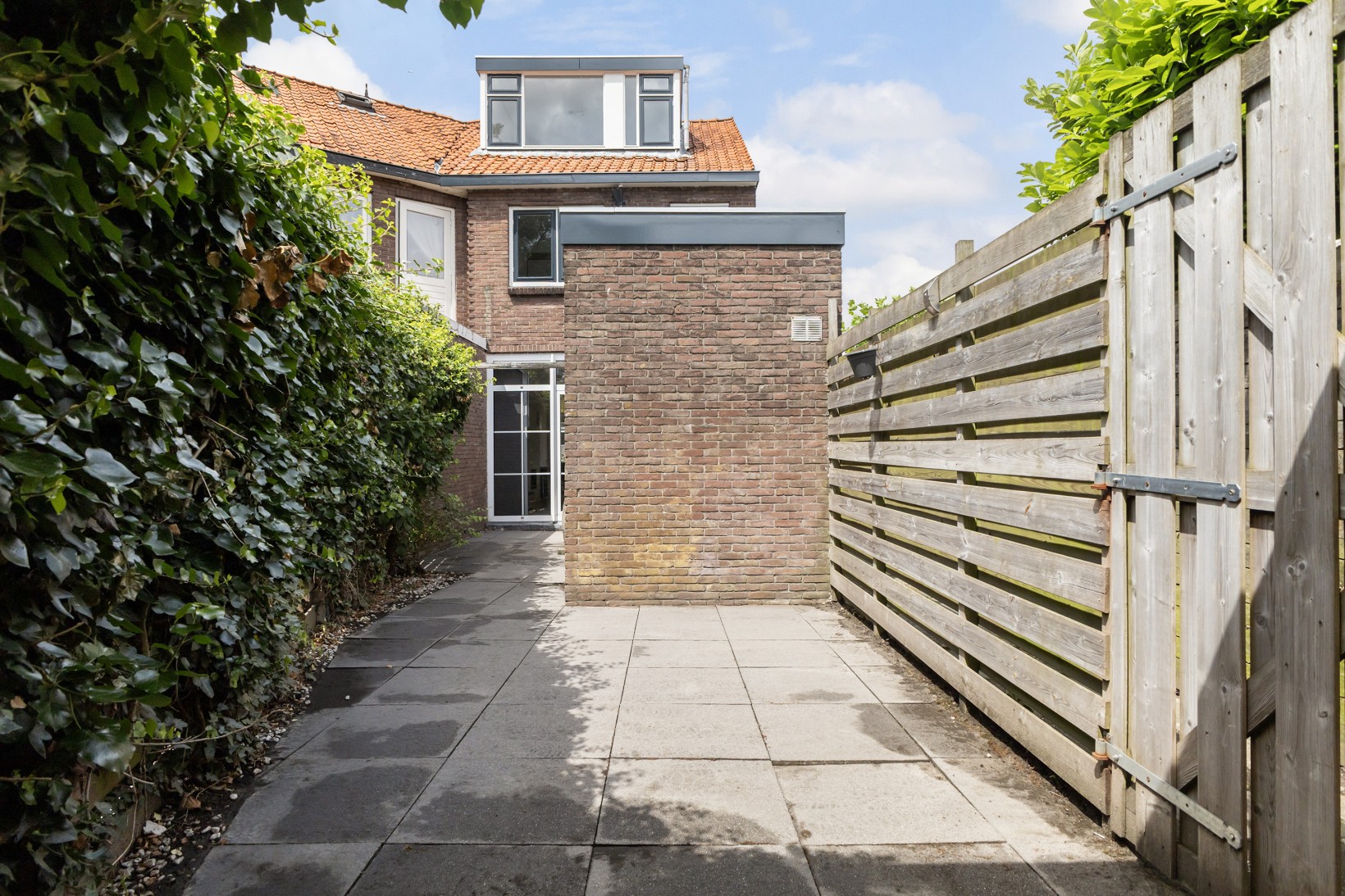 Hoekwoning te koop: Brahmsstraat 1, Leeuwarden