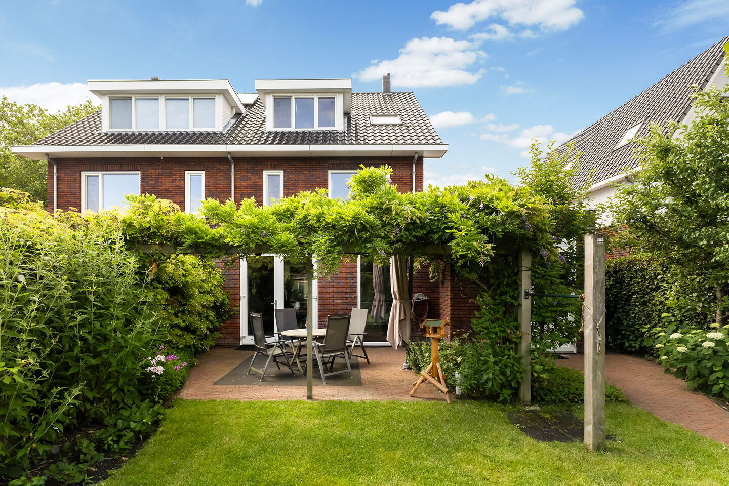 Twee-onder-één-kap te koop: Walburgastraat 27, Leeuwarden