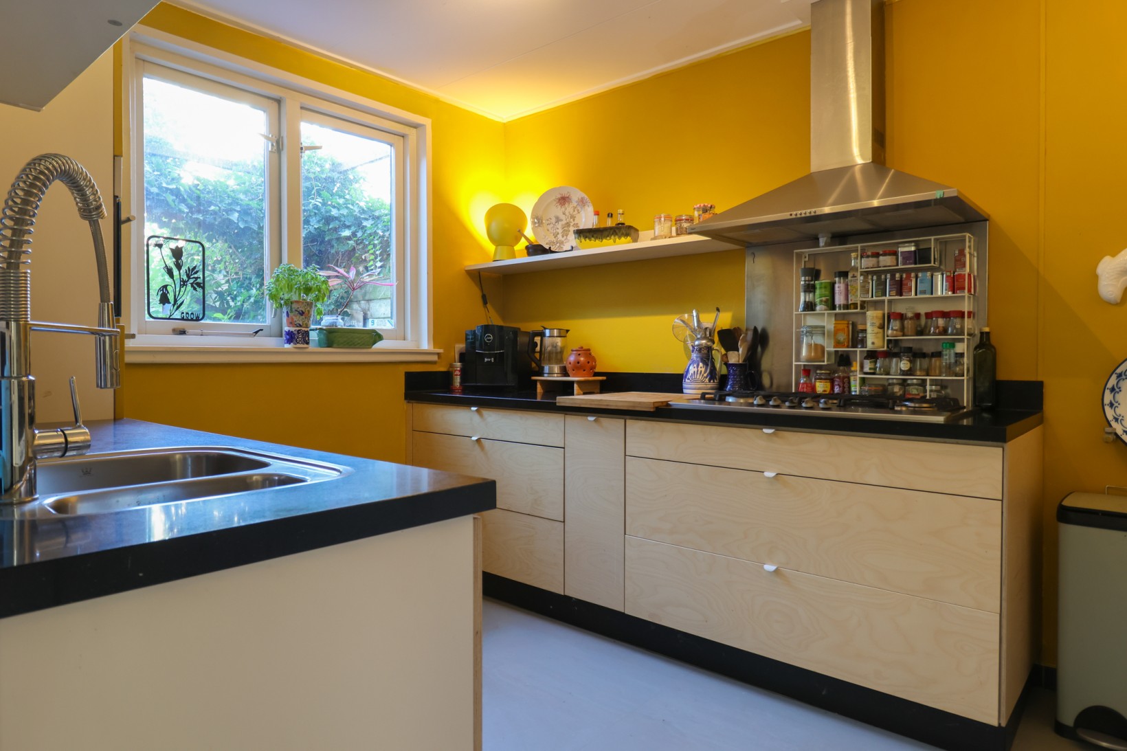 Tussenwoning te koop: Vredeman de Vriesstraat 17, Leeuwarden