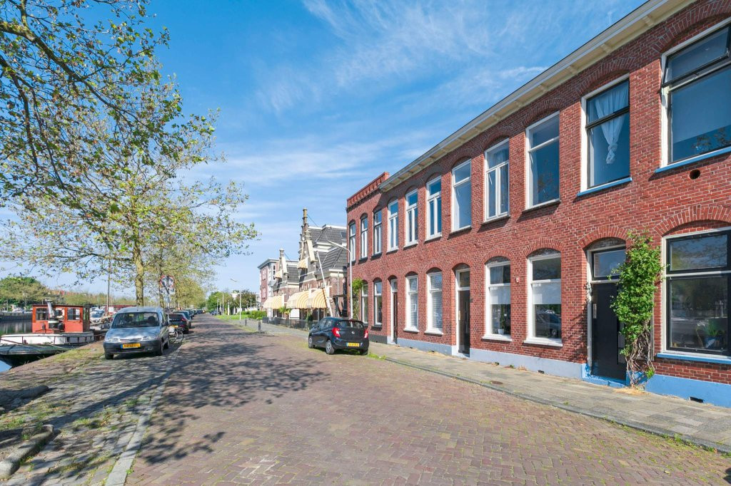 Tussenwoning te koop: EMMAKADE 163, Leeuwarden