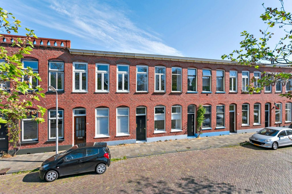 Tussenwoning te koop: EMMAKADE 163, Leeuwarden