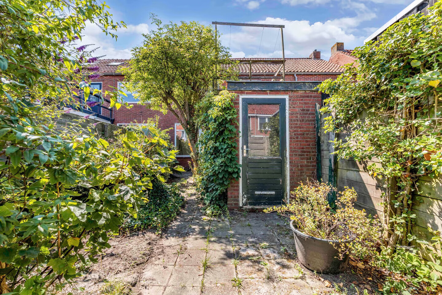Tussenwoning te koop: Aert van der Neerstraat 42, Leeuwarden