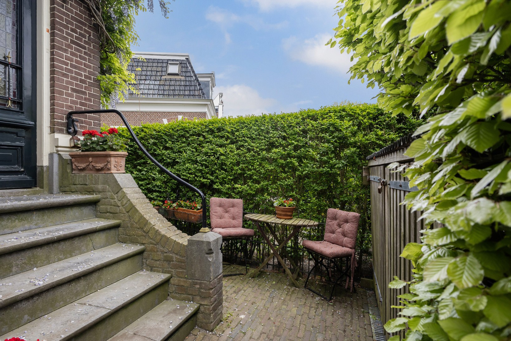 Hoekwoning te koop: Emmakade 18, Leeuwarden