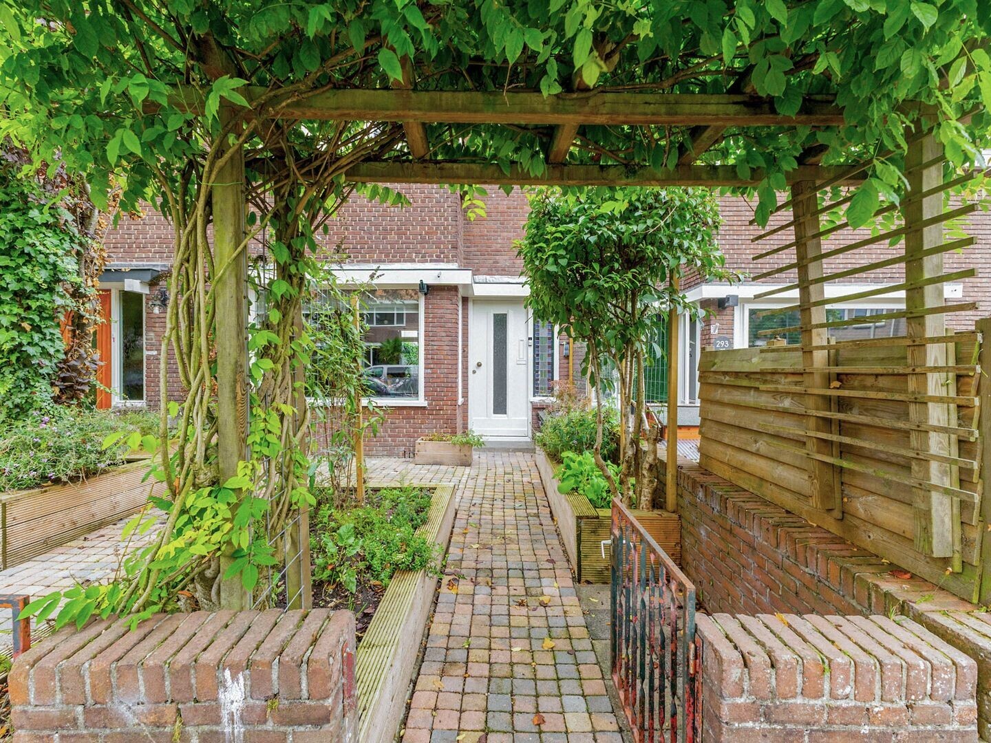 Tussenwoning te koop: ACHTER DE HOVEN 291, Leeuwarden