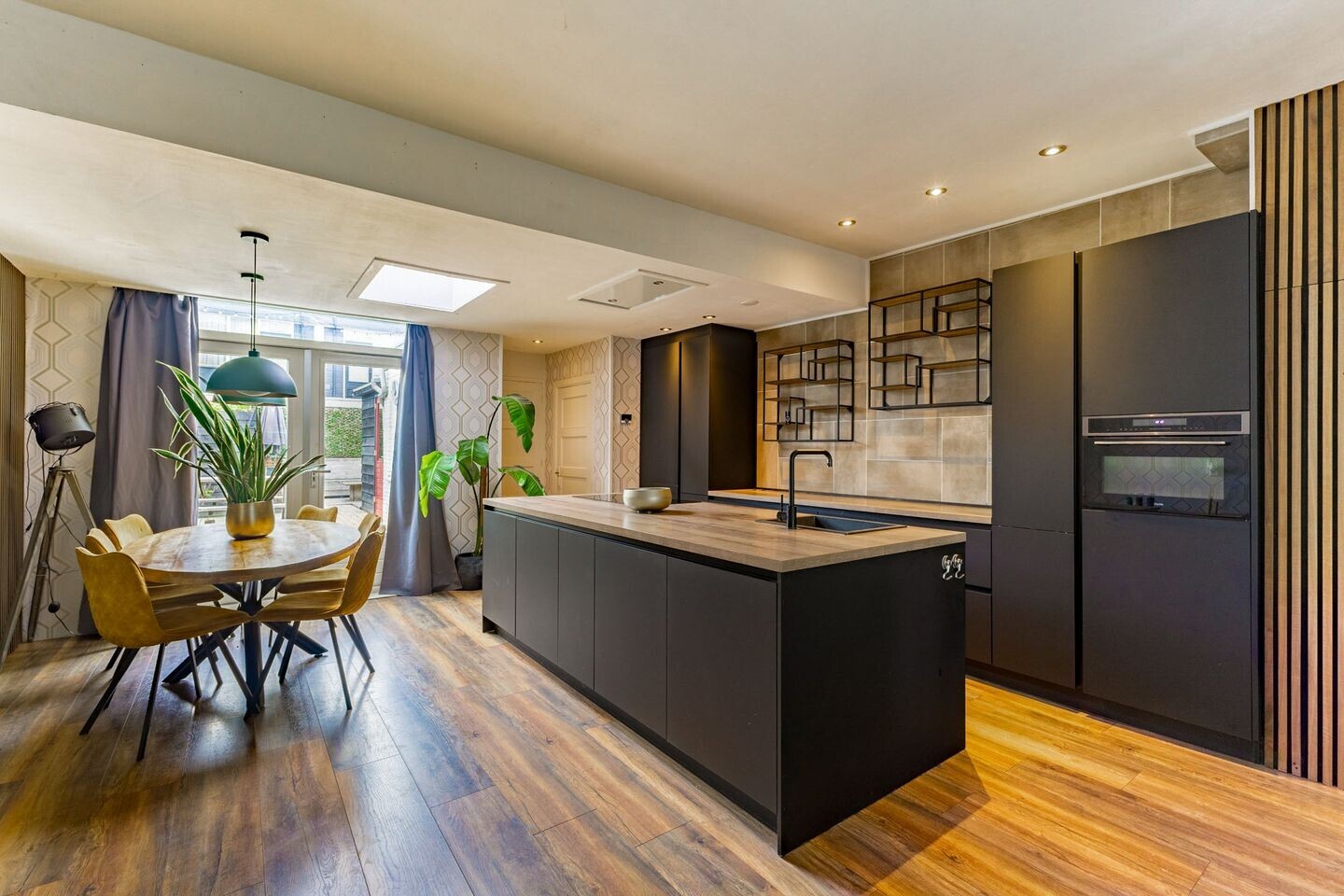 Tussenwoning te koop: ACHTER DE HOVEN 291, Leeuwarden